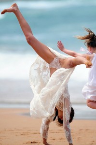 Miranda Kerr米兰达·可儿海边翻跟头露出白色内裤（第4张/共22张）