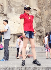 美熟刘晓庆牛仔短裤国内旅游照片（第6张/共10张）