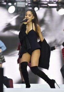 美国新生代女歌手Ariana Grande靴子大腿（第1张/共15张）