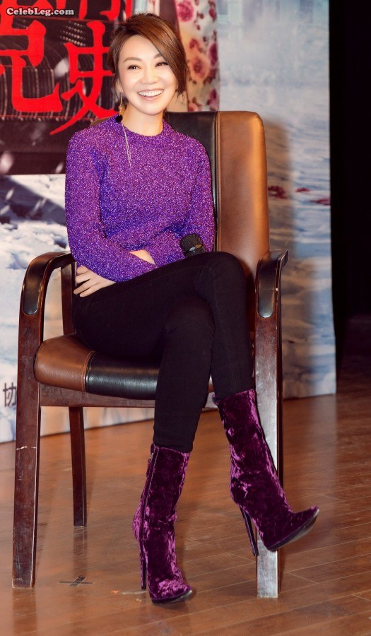 闫妮大姐穿紧身牛仔裤配紫色短靴,鞋跟真高（第1张/共7张）