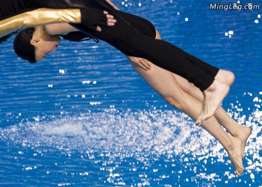 黄龄性感泳衣玩跳水其实是在秀大美腿（第3张/共4张）