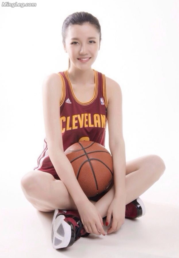 篮球宝贝刘语熙穿篮球鞋显腿更细了（第2张/共3张）