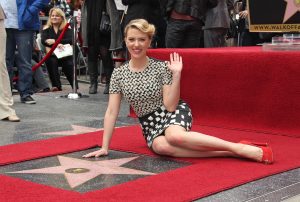 Scarlett Johansson穿红色高跟鞋在星光大道留下手印第二套（第4张/共151张）