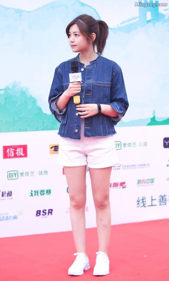 陈妍希美腿穿运动鞋出席公益活动（第2张/共9张）
