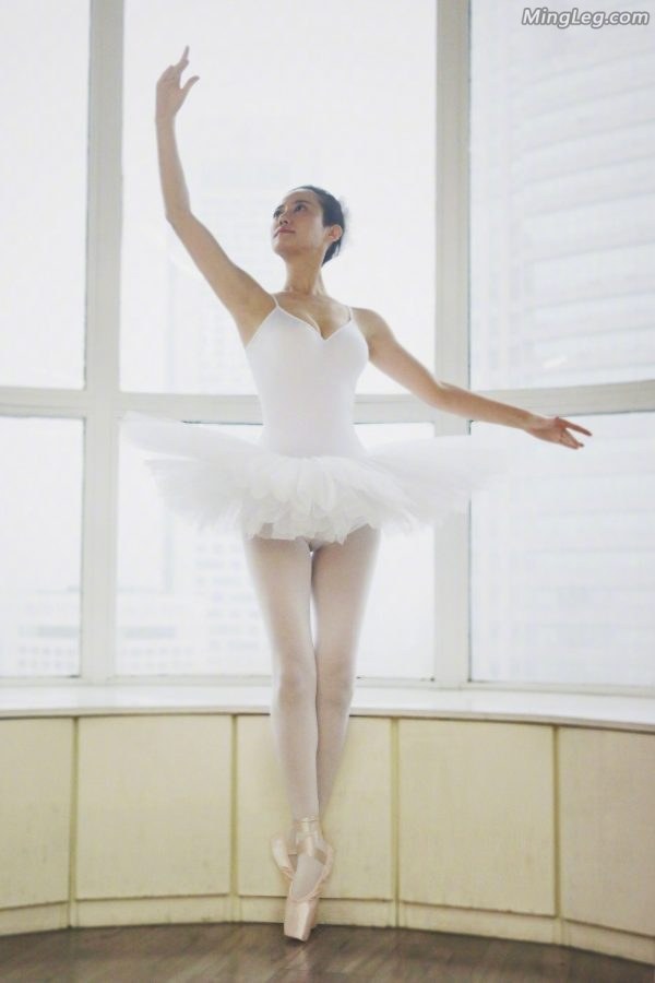 谭卓芭蕾舞裙白色丝袜长腿（第1张/共2张）