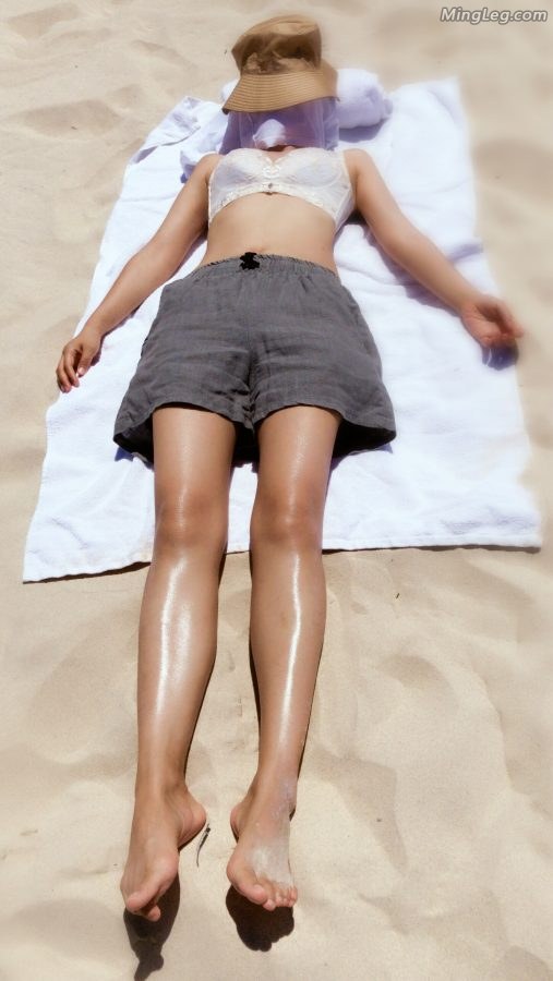 成熟的女明星闫妮海滩上秀笔直闪亮的美腿（第1张/共4张）