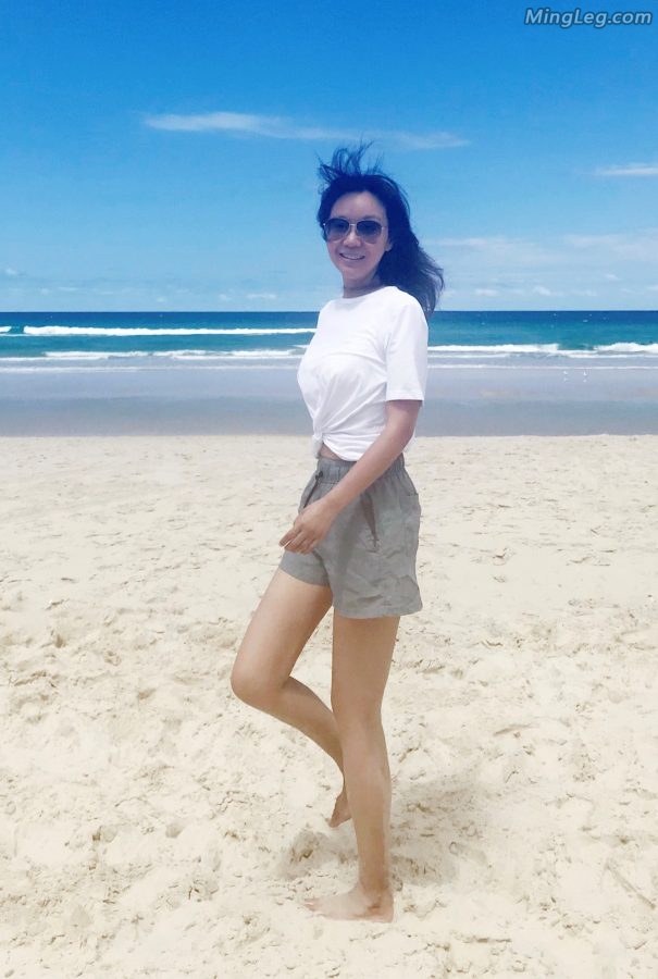 成熟的女明星闫妮海滩上秀笔直闪亮的美腿（第2张/共4张）