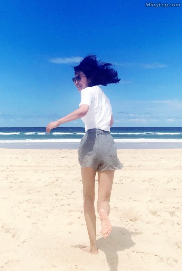 成熟的女明星闫妮海滩上秀笔直闪亮的美腿（第3张/共4张）