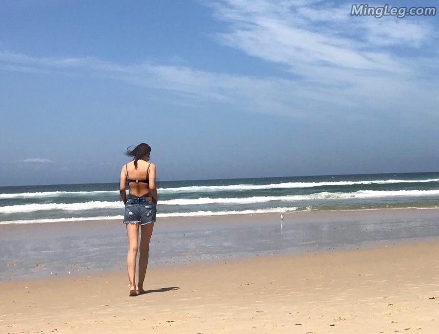 成熟的女明星闫妮海滩上秀笔直闪亮的美腿（第4张/共4张）