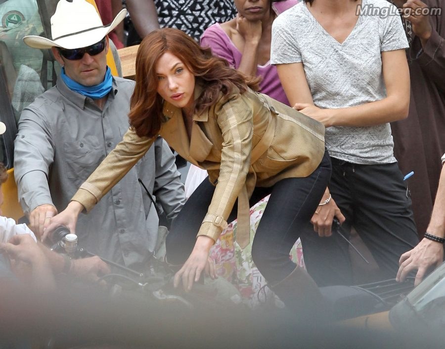 斯嘉丽·约翰逊穿牛仔裤靴子蹲在摩托车上拍片儿（第14张/共17张）