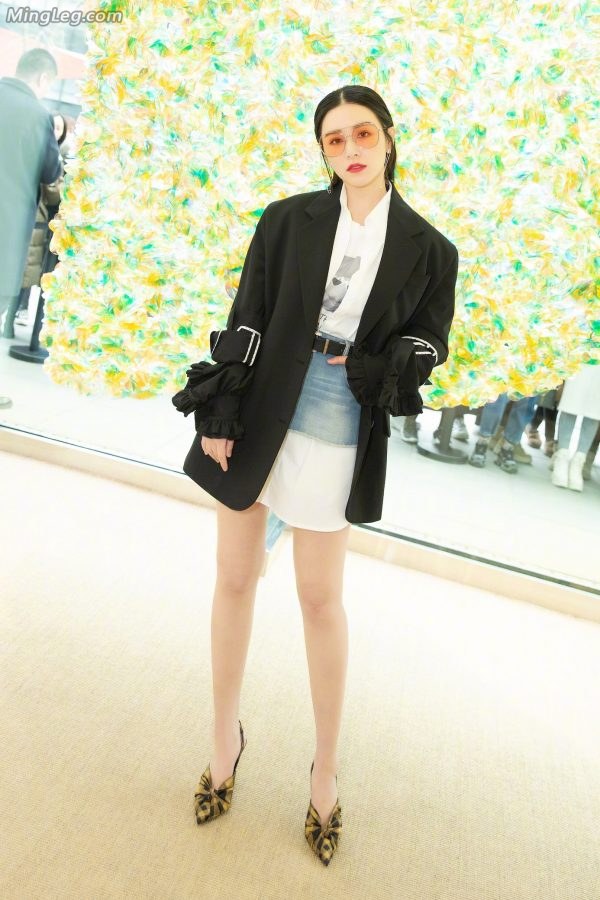 酷酷的美女明星阚清子短裙美腿代言墨镜品牌（第1张/共12张）