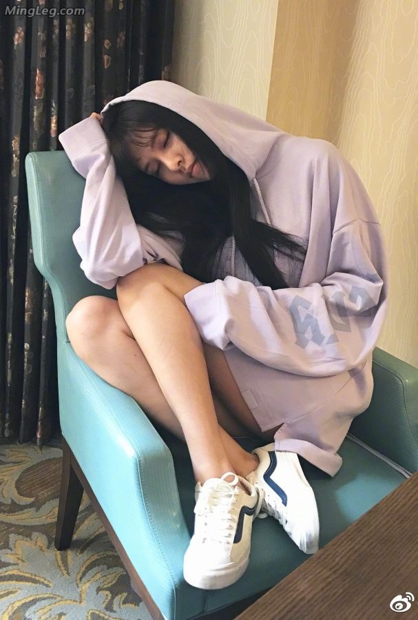 宋妍霏玩累躺在椅子里睡着了（第1张/共2张）