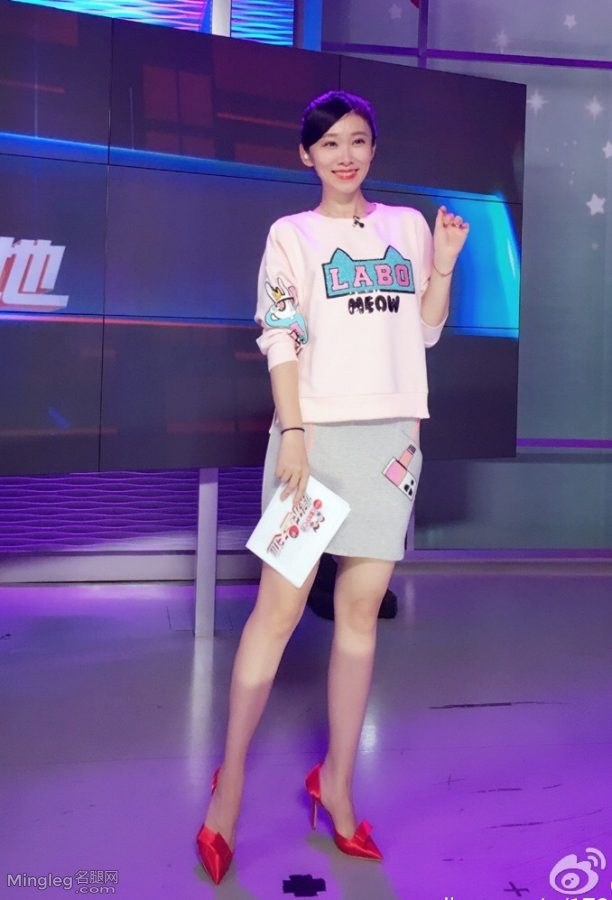 上海电视台女主播贝倩妮录制《娱乐星天地》现场腿图（第4张/共7张）