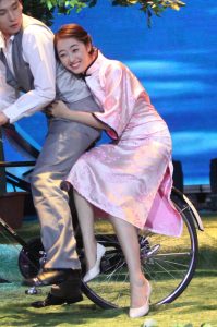 蒋梦婕现场表演,穿旗袍的好处就是总有机会看到大腿根（第1张/共26张）