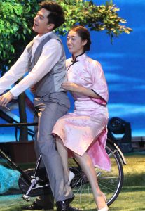 蒋梦婕现场表演,穿旗袍的好处就是总有机会看到大腿根（第2张/共26张）