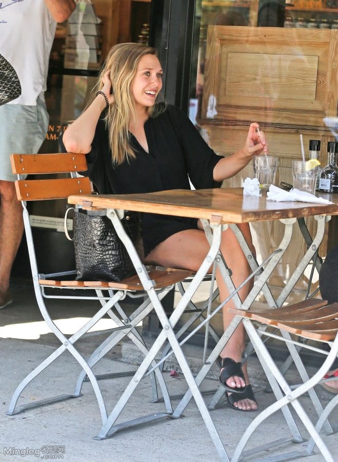 欧美明星街拍Elizabeth Olsen桌下的美腿（第5张/共8张）
