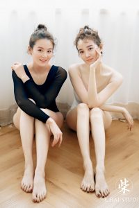 陈小纭和曾一萱好闺蜜两人的美腿芭蕾（第1张/共12张）