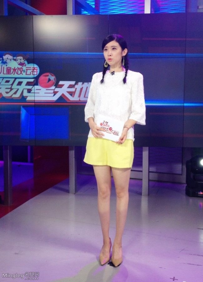 上海电视台女主播贝倩妮录制《娱乐星天地》现场腿图（第3张/共7张）