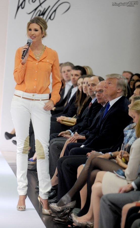 伊万卡·特朗普穿鱼嘴高跟鞋宣传自己的同名品牌（第16张/共44张）