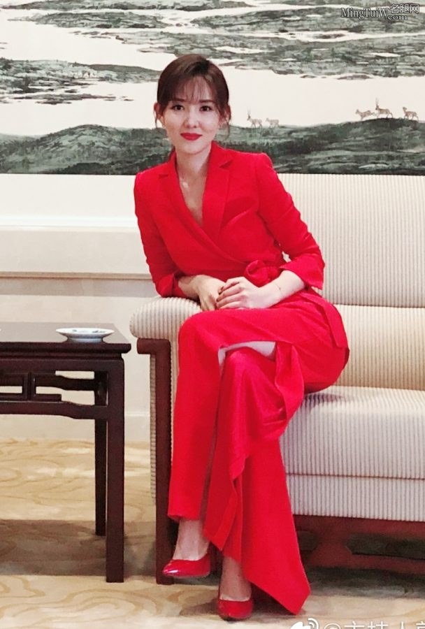 《爱上电影网》主持人郭玮穿红色高跟鞋交叉腿（第1张/共1张）
