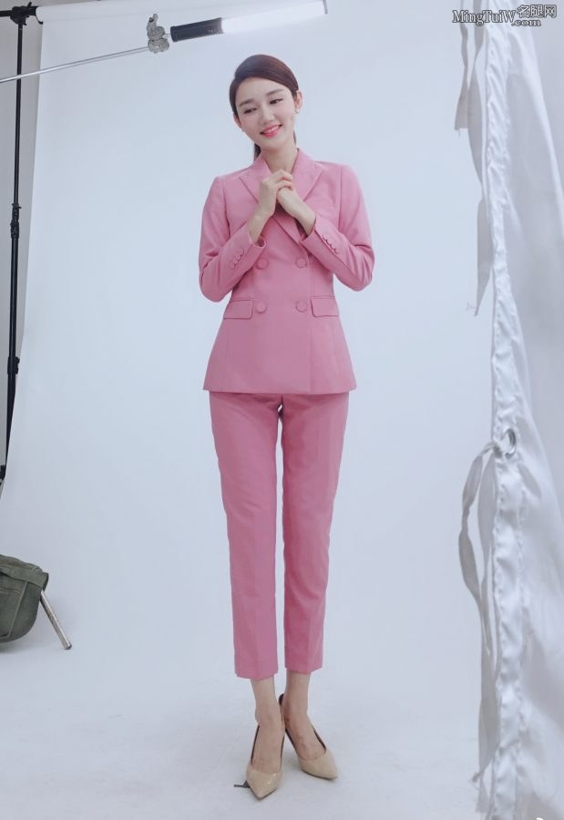 龙洋穿粉色西服套装细高跟鞋上节目前先拍照（第3张/共4张）