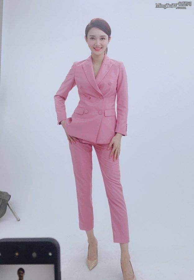 龙洋穿粉色西服套装细高跟鞋上节目前先拍照（第1张/共4张）