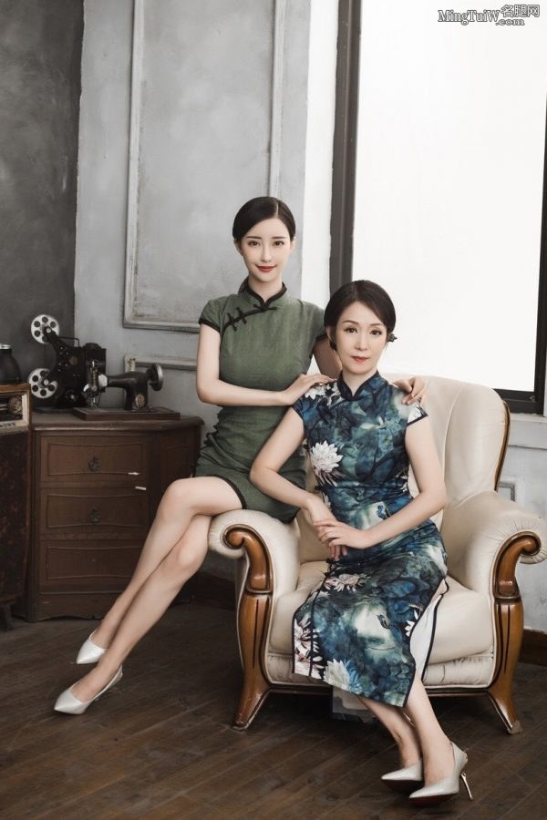 刘凡菲和妈妈穿旗袍显示优美身段更像一对姐妹花（第1张/共9张）