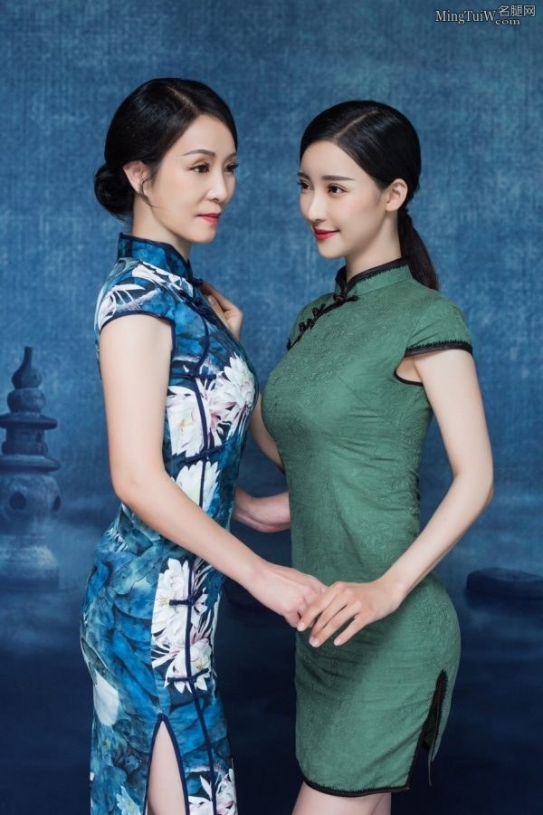 刘凡菲和妈妈穿旗袍显示优美身段更像一对姐妹花（第4张/共9张）