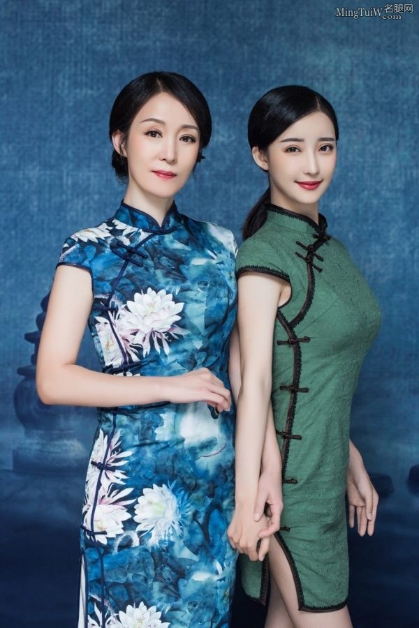 刘凡菲和妈妈穿旗袍显示优美身段更像一对姐妹花（第3张/共9张）