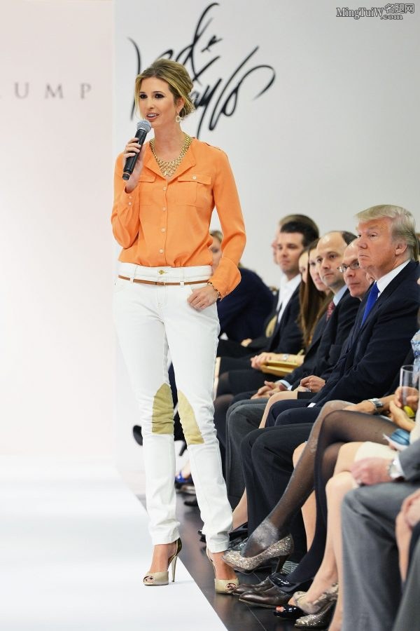 伊万卡·特朗普穿鱼嘴高跟鞋宣传自己的同名品牌（第13张/共44张）