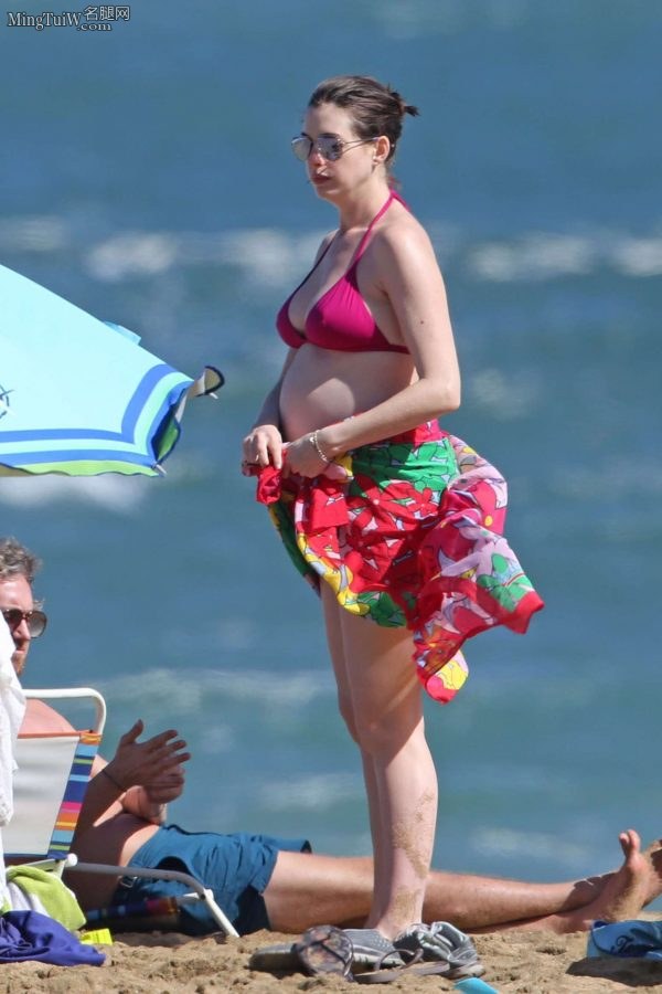 安妮·海瑟薇怀孕时期大肚比基尼照片（第5张/共10张）