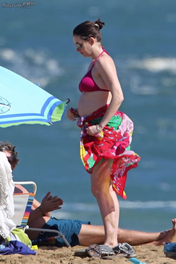 安妮·海瑟薇怀孕时期大肚比基尼照片（第4张/共10张）