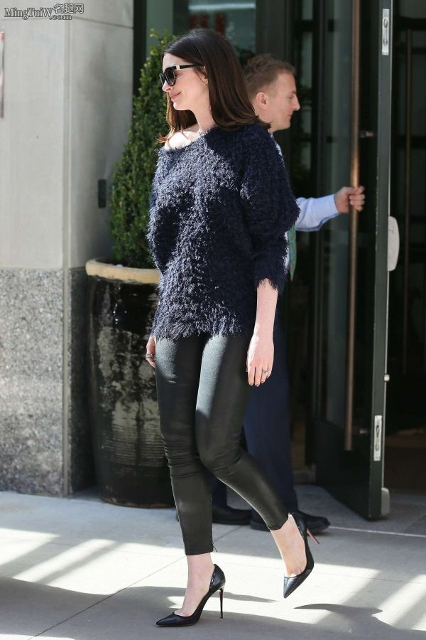 Anne Hathaway穿紧身皮裤踩细高跟鞋外出这气质没谁了（第3张/共14张）