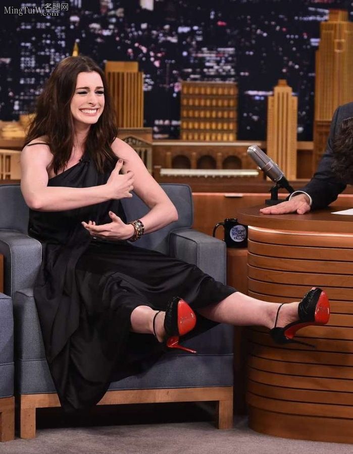 访谈节目Anne Hathaway脚踩黑色红底细高跟鞋（第6张/共11张）