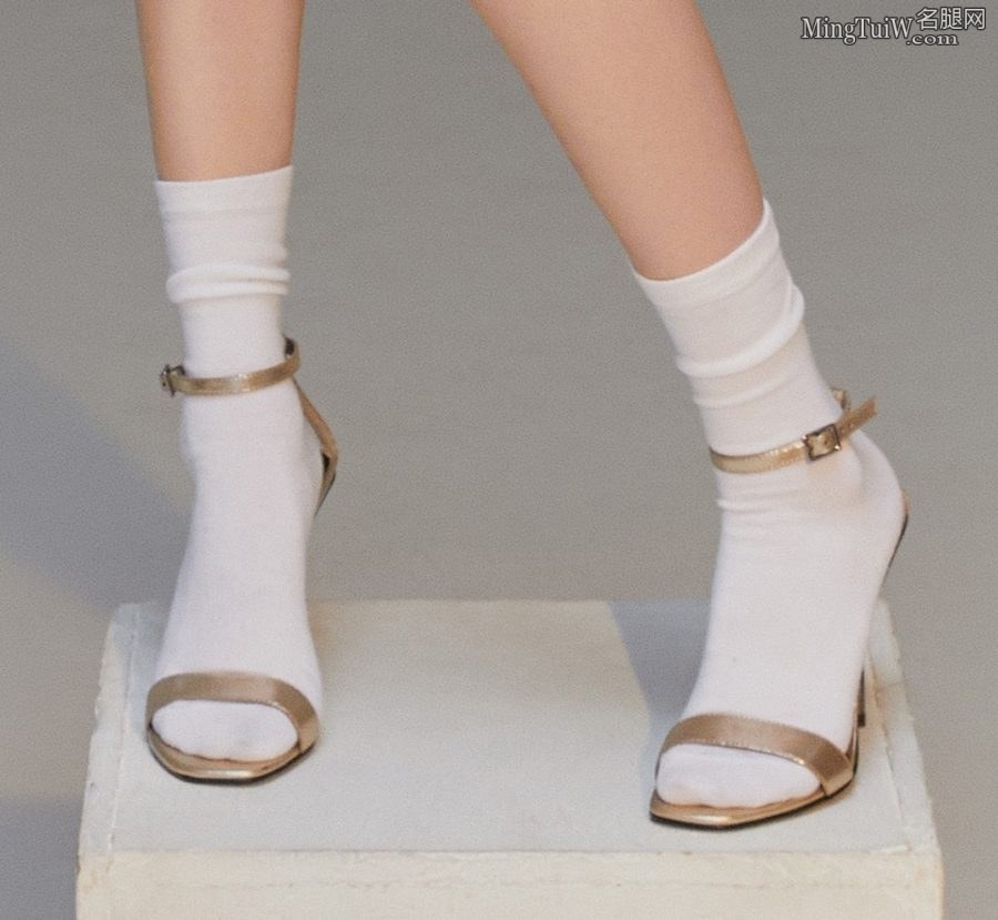 陈钰琪少女风牛仔裙脚上穿了白色棉袜踩凉高跟鞋（第4张/共4张）
