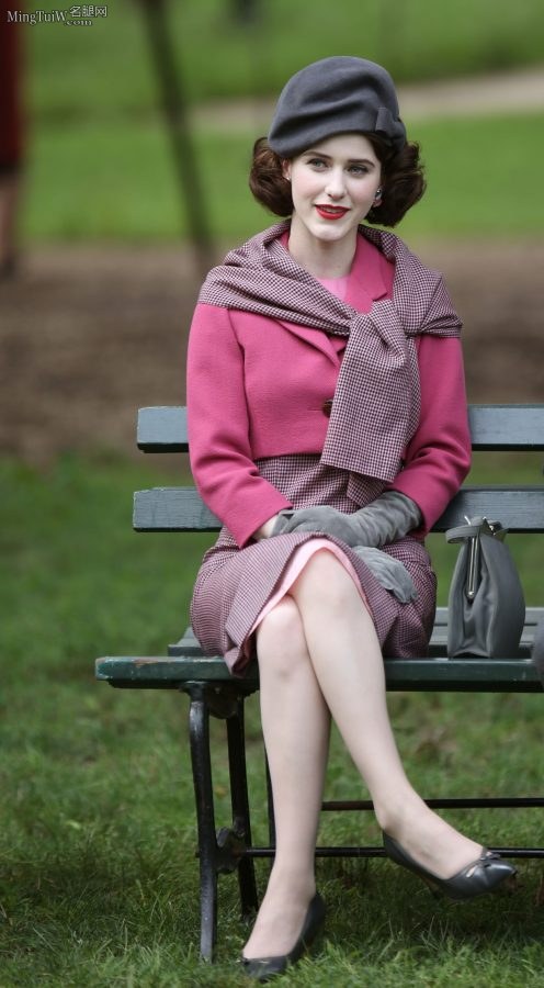 美剧演员Rachel Brosnahan公园长椅翘二郎腿（第2张/共21张）
