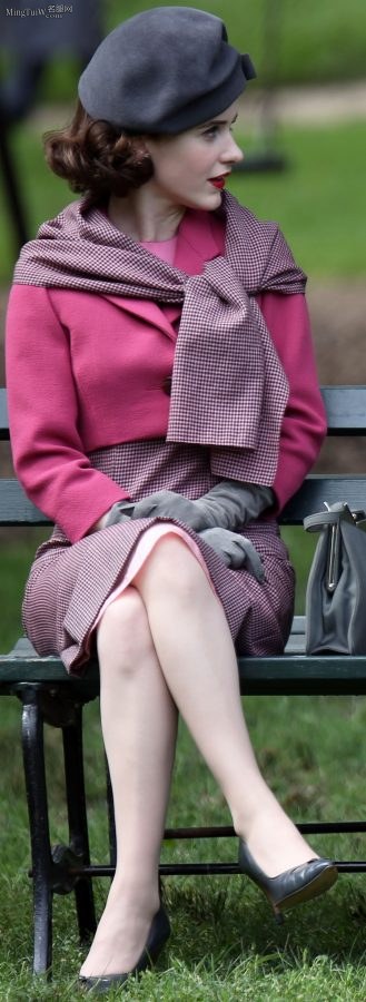 美剧演员Rachel Brosnahan公园长椅翘二郎腿（第17张/共21张）
