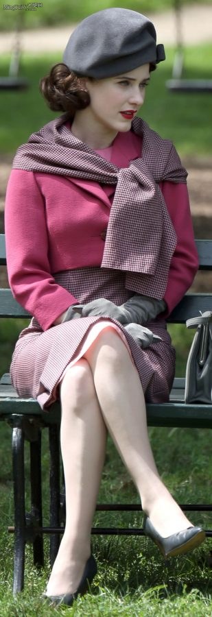 美剧演员Rachel Brosnahan公园长椅翘二郎腿（第19张/共21张）