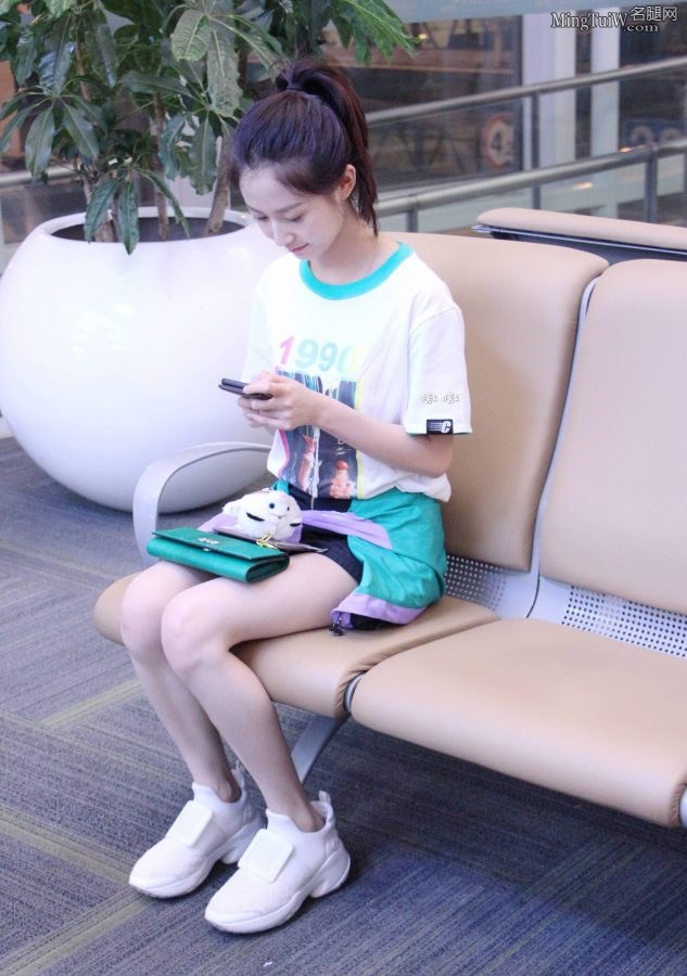 机场街拍陈钰琪T恤配白色运动鞋美腿白皙纤细（第3张/共3张）