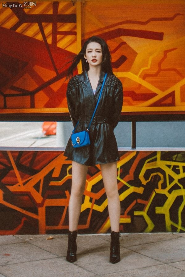 又酷又美的女星李沁穿黑色连体皮短裤和高跟靴子在伦敦街头拍写真（第2张/共7张）