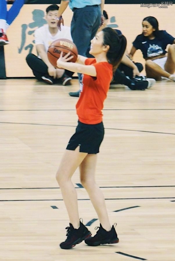 刘语熙下场打篮球我只注意到她的大白腿（第3张/共3张）