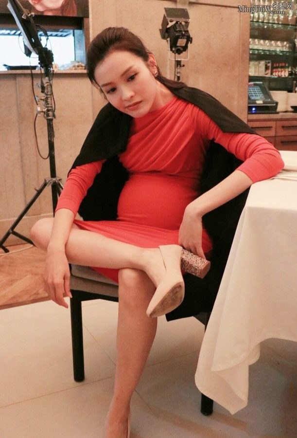 女演员李佳芯怀孕时也要穿高跟鞋（第1张/共2张）