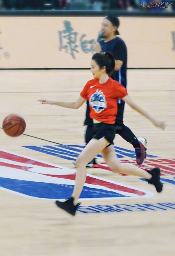 刘语熙下场打篮球我只注意到她的大白腿（第2张/共3张）
