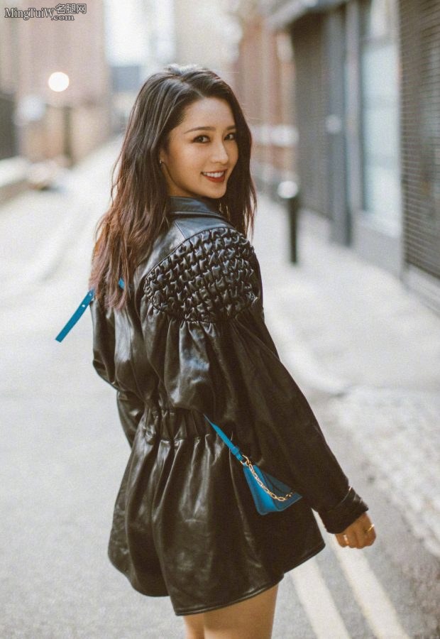 又酷又美的女星李沁穿黑色连体皮短裤和高跟靴子在伦敦街头拍写真（第6张/共7张）