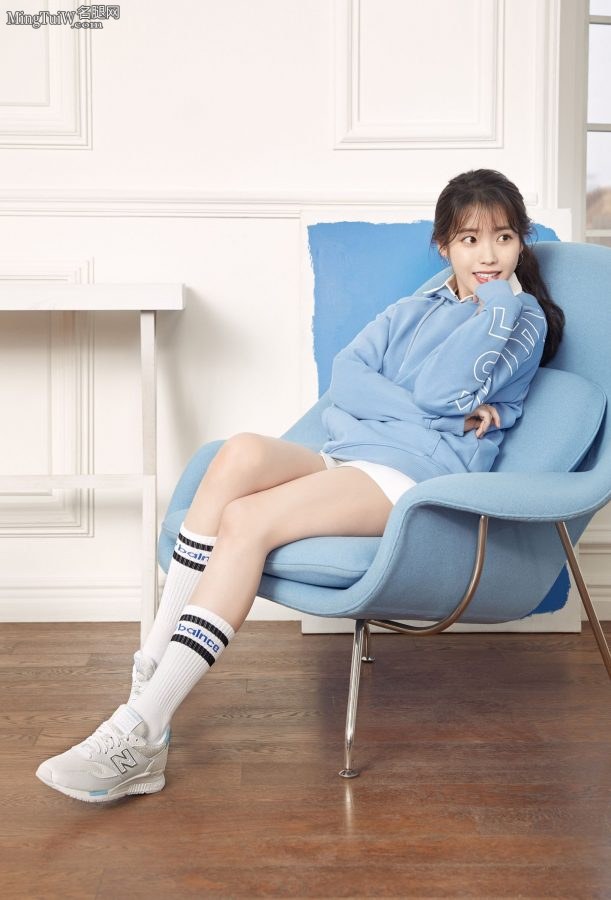 93年出生的韩国女歌手李知恩美腿配运动棉袜（第1张/共5张）