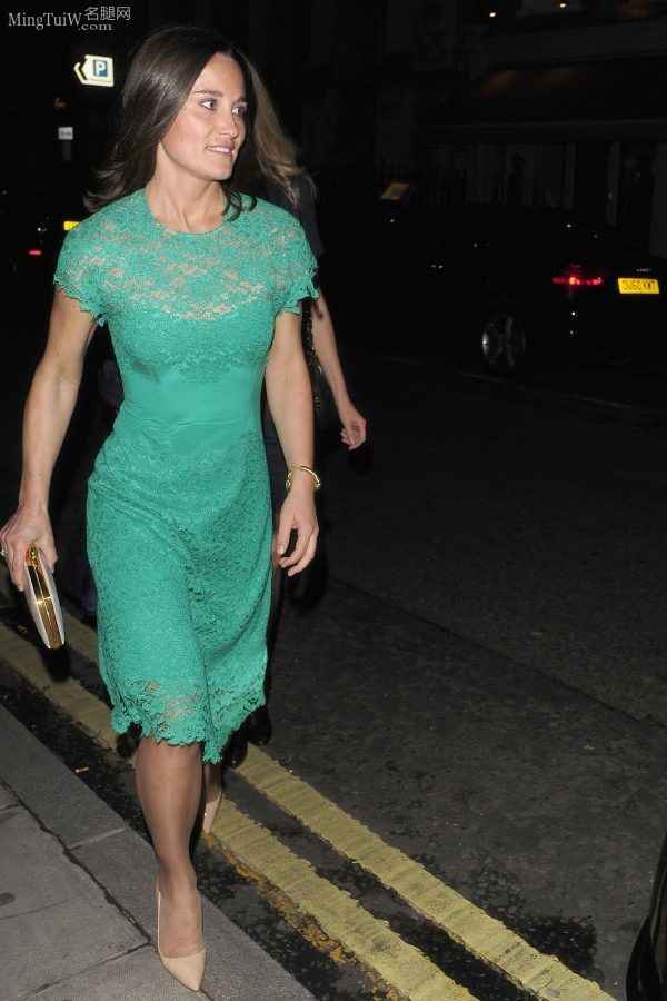 凯特王妃妹妹皮帕·米德尔顿绿裙肉丝袜高跟出门被拍（第10张/共21张）