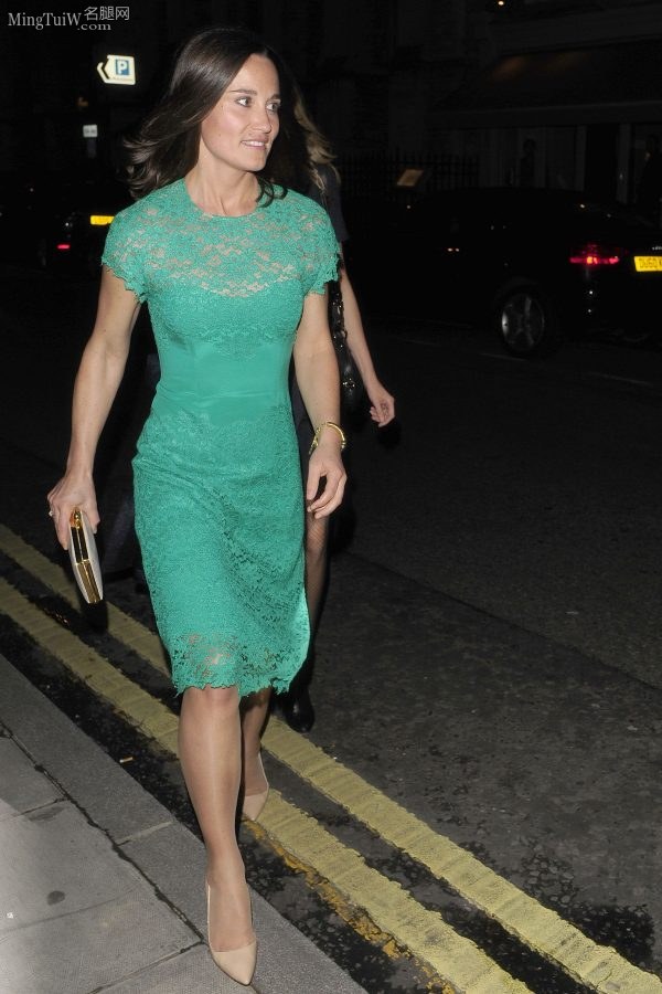 凯特王妃妹妹皮帕·米德尔顿绿裙肉丝袜高跟出门被拍（第9张/共21张）