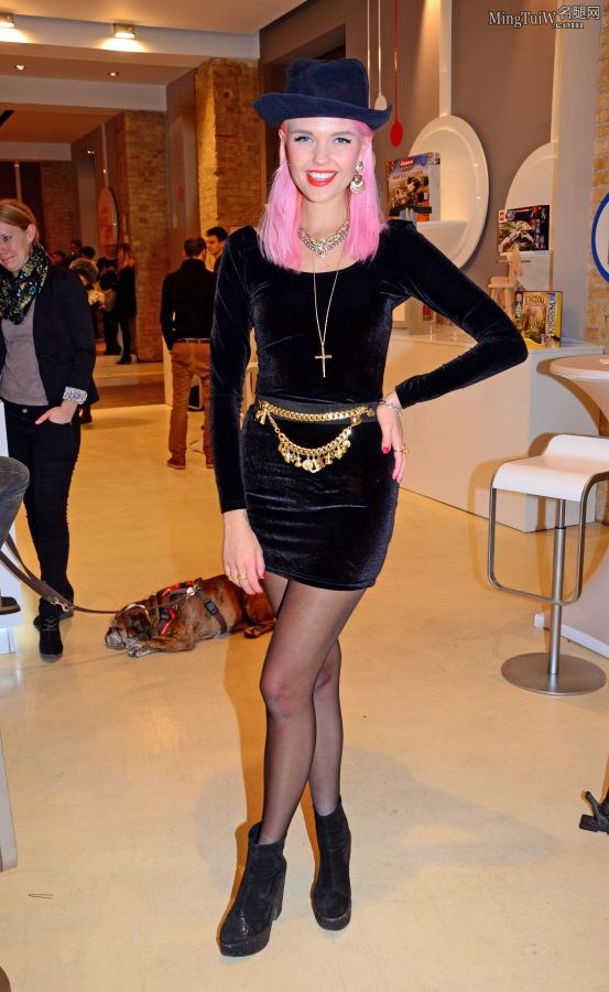 粉色头发的时尚设计师Bonnie Strange黑丝袜美腿（第1张/共5张）
