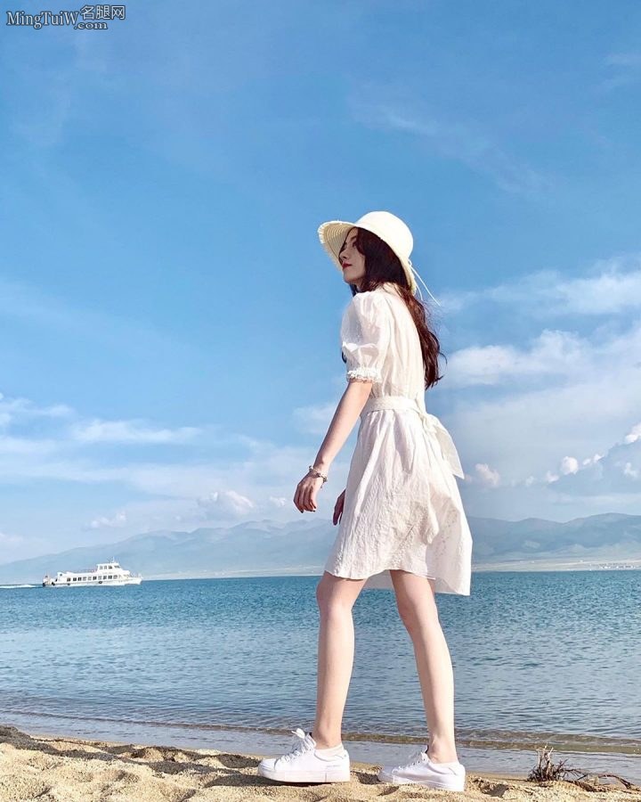 鞠婧祎穿小白裙在海边玩耍好漂亮的小女森（第1张/共11张）