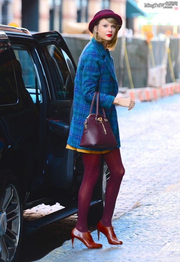 Taylor Swift紫色丝袜大长腿从凯迪拉克SUV里下车（第12张/共29张）